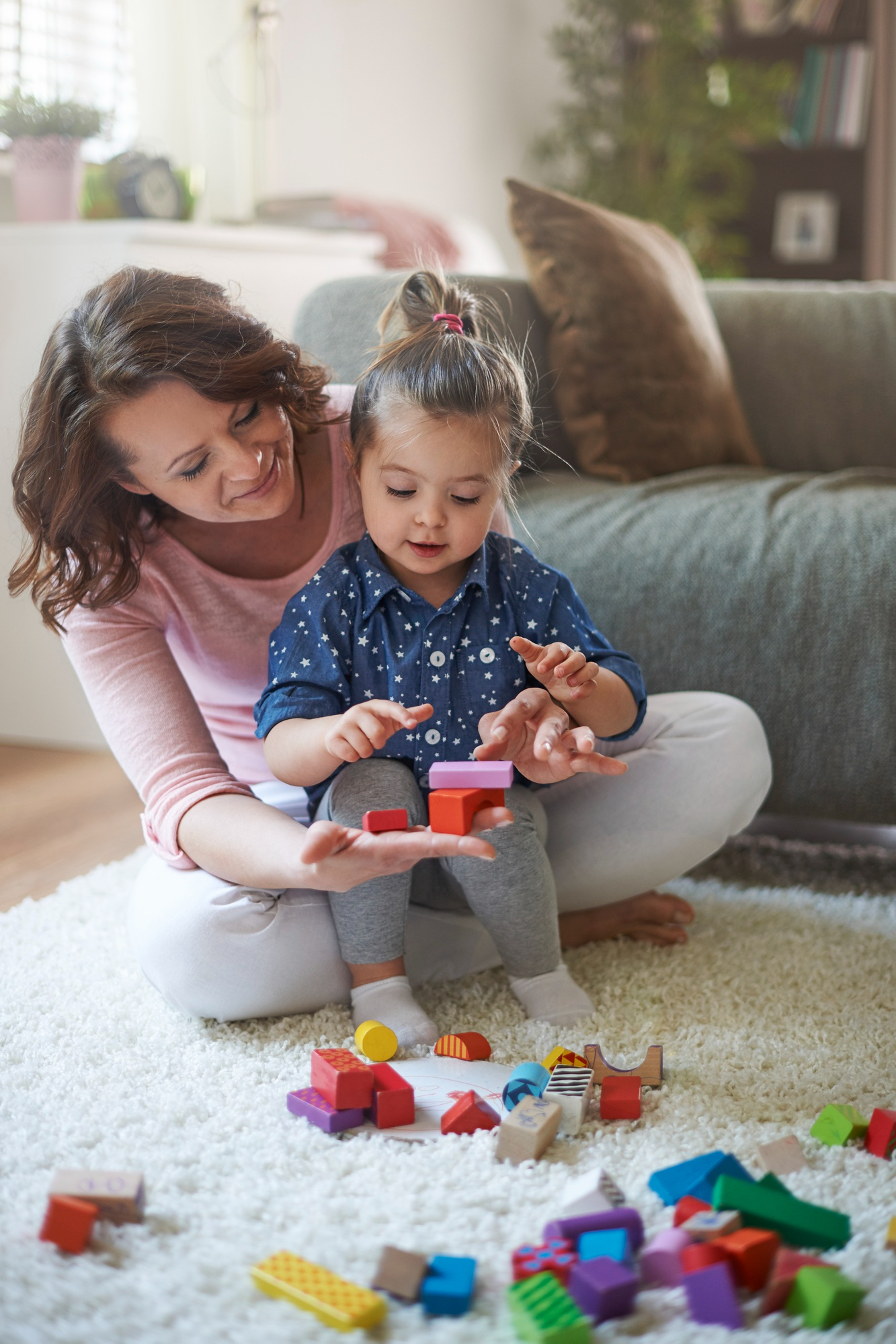 Madre y bebé jugando
